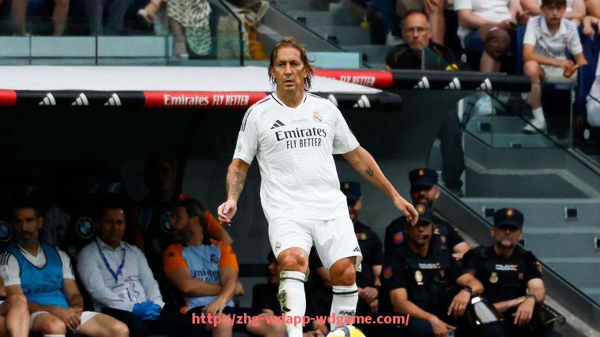 问鼎娱乐官网-世俱杯比赛中球员语言沟通能力与团队配合效率的关联研究